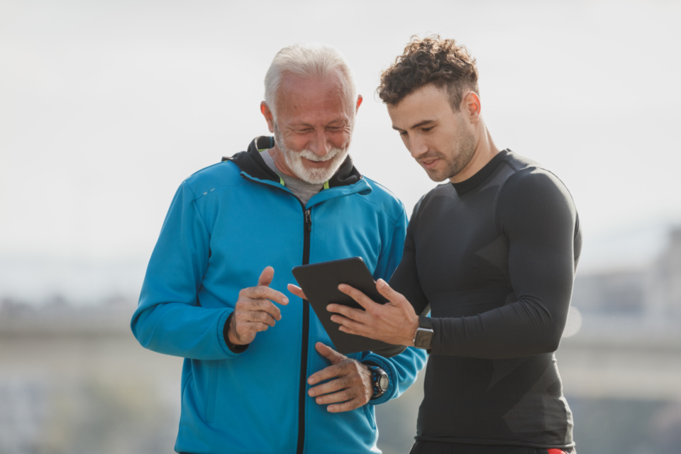 Conseiller pr&eacute;sentant un devis monte-escalier sur tablette